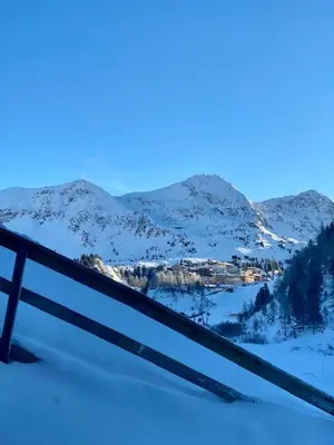 Ein allgemeiner Bergblick oder ein Berglick von der Ferienwohnung aus