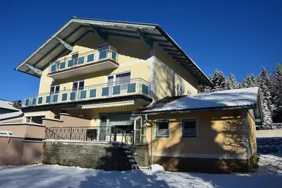 Das Gebäude in dem sich das Ferienhaus befindet