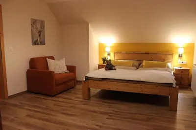 Ein Bett oder Betten in einem Zimmer der Unterkunft Die KALSBERGERin Ferienwohnung für Genießer