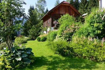 Ein Garten an der Unterkunft Die KALSBERGERin Ferienwohnung für Genießer