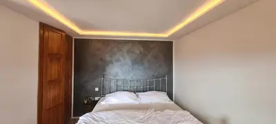 Ein Bett oder Betten in einem Zimmer der Unterkunft Ruhige Bergvilla in Alleinlage am Mondsee mit Seeblick Bergblick und Whirlpool