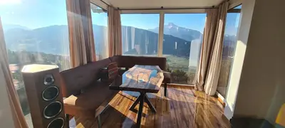 Ein allgemeiner Bergblick oder ein Berglick von des Ferienhauses aus