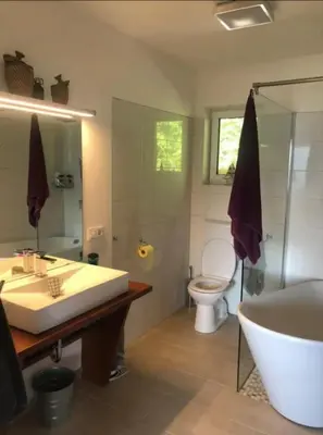Ein Badezimmer in der Unterkunft Ruhige Bergvilla in Alleinlage am Mondsee mit Seeblick Bergblick und Whirlpool