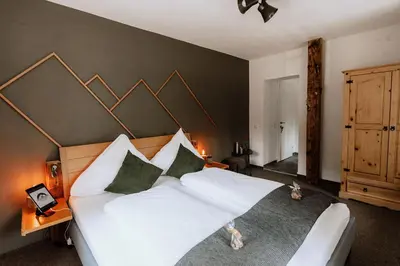 Ein Bett oder Betten in einem Zimmer der Unterkunft Das Schutzhaus-Bed and Breakfast-Dein Basislager im Salzkammergut
