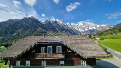 Ein allgemeiner Bergblick oder ein Berglick von der Pension aus