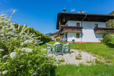 Ein Garten an der Unterkunft Huberhof 6 by Alpenidyll Apartments