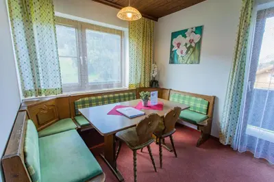 Ein Sitzbereich in der Unterkunft Huberhof 6 by Alpenidyll Apartments