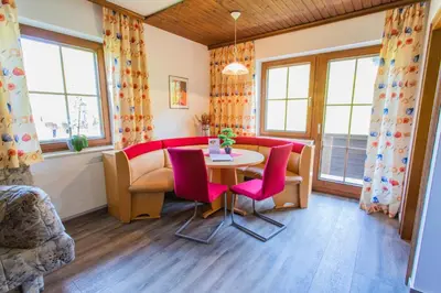 Ein Sitzbereich in der Unterkunft Huberhof 7 by Alpenidyll Apartments
