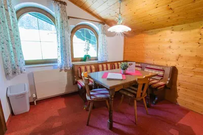 Ein Sitzbereich in der Unterkunft Huberhof 8 by Alpenidyll Apartments