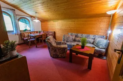 Ein Sitzbereich in der Unterkunft Huberhof 8 by Alpenidyll Apartments