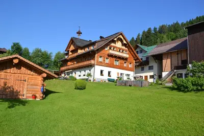 Das Gebäude in dem sich der Bauernhof befindet