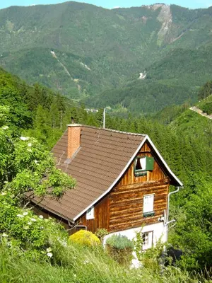 Ein allgemeiner Bergblick oder ein Berglick von des Ferienhauses aus