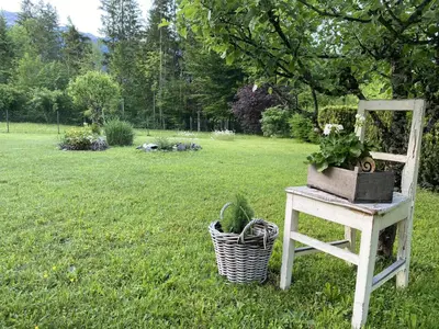 Ein Garten an der Unterkunft Chalet am Weißenbach