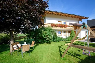 Ein Garten an der Unterkunft Appartement-Gästehaus Ursula