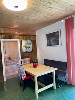 Ein Sitzbereich in der Unterkunft Ferien in Holz - Fühle die Gemütlichkeit Enjoy