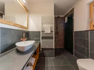 Ein Badezimmer in der Unterkunft AlmApARTment Mauterndorf Pichl 9-3