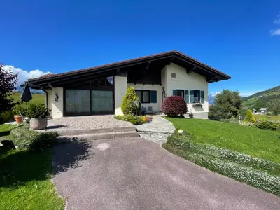 Das Gebäude in dem sich das Ferienhaus befindet