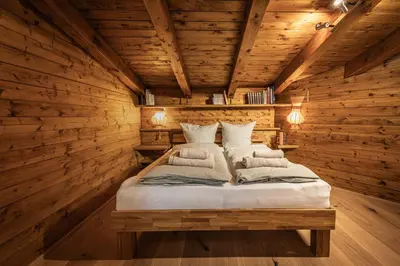 Ein Bett oder Betten in einem Zimmer der Unterkunft Alpin-Chalet in Alleinlage in Bad Ischl - Wald, Kamin, Sauna und Badeplatz