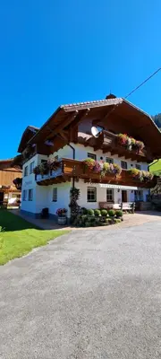 Das Gebäude in dem sich der Bauernhof befindet