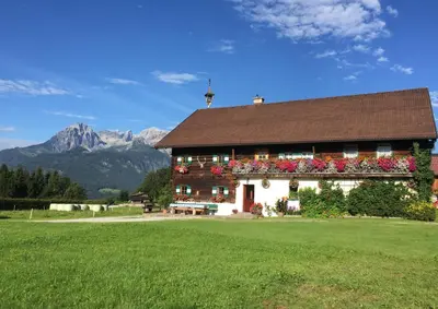 Ein allgemeiner Bergblick oder ein Berglick von des Ferienhauses aus