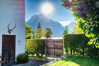 Ein allgemeiner Bergblick oder ein Berglick von des Ferienhauses aus