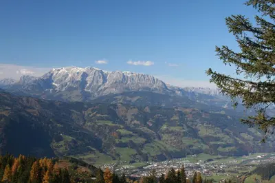 Ein allgemeiner Bergblick oder ein Berglick von der Ferienwohnung aus