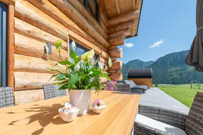 Ein allgemeiner Bergblick oder ein Berglick von des Ferienhauses aus