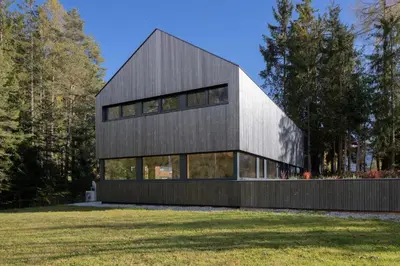 Das Gebäude in dem sich das Chalet befindet