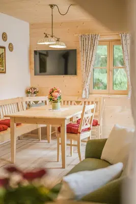 Ein Sitzbereich in der Unterkunft Forsthaus Toplitzsee