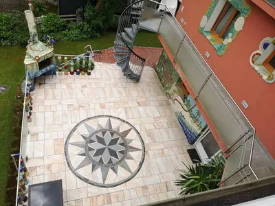 Ein Garten an der Unterkunft Apartment Schwarzindien