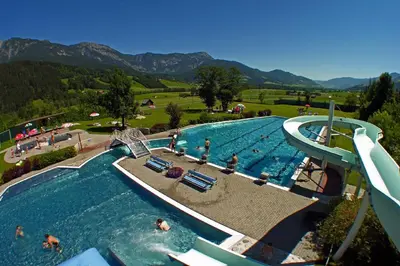 Der Swimmingpool an oder in der Nähe von Haus Landl