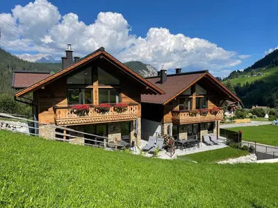 Ein allgemeiner Bergblick oder ein Berglick von des Ferienhauses aus