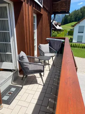 Ein Balkon oder eine Terrasse in der Unterkunft Ferienwohnung Grimmingblick - Auszeit vom Alltag