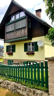 Das Gebäude in dem sich das Ferienhaus befindet