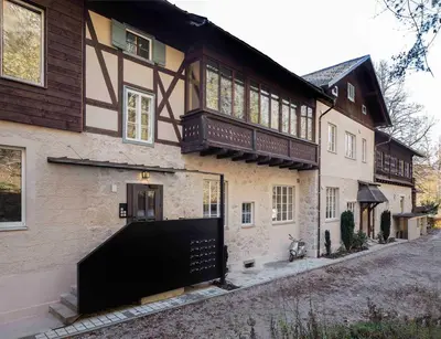 Das Gebäude in dem sich die Lodge befindet