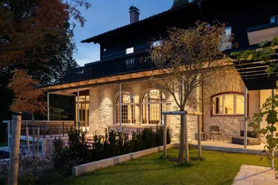 Das Gebäude in dem sich die Lodge befindet