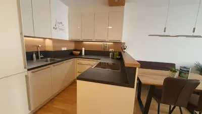 Küche/Küchenzeile in der Unterkunft Fountain Suite Gmunden - garden - Luxuriöses Apartment mit Garten & Terrasse