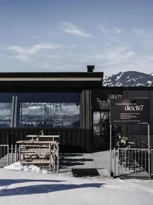 Ein allgemeiner Bergblick oder ein Berglick von des Aparthotels aus