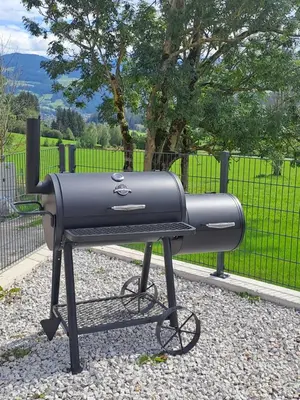 Ein für Gäste verfügbarer Grill im Ferienhaus