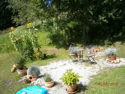 Ein Garten an der Unterkunft Ferienwohnung Hofer