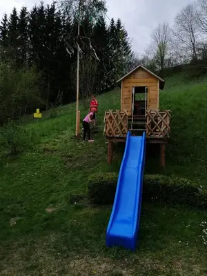 Ein Kinderspielbereich in der Unterkunft Ferienwohnung Hofer