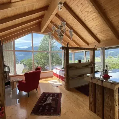 Atelier mit Bergblick