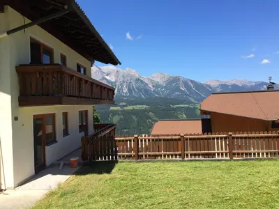 Ein allgemeiner Bergblick oder ein Berglick von der Ferienwohnung aus