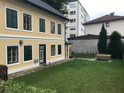 Das Gebäude in dem sich die Villa befindet