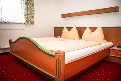 Ein Bett oder Betten in einem Zimmer der Unterkunft Komfort Appartement Windberger, 5m to ski slope, 200m to cable car, Schladming Dachsteincard inklusive