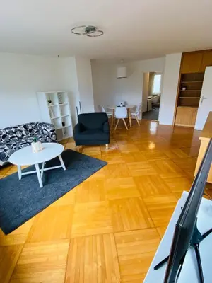 Ein Sitzbereich in der Unterkunft Zentrale Wohnung Gmunden Alte Bäckerei