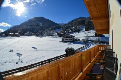 Ein allgemeiner Bergblick oder ein Berglick von des Hotels aus