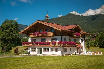 Ein allgemeiner Bergblick oder ein Berglick von der Ferienwohnung aus