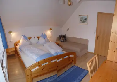 Ein Bett oder Betten in einem Zimmer der Unterkunft Haus Bauer Appartment I mit Balkon