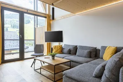 Ein Sitzbereich in der Unterkunft Kreischberg Pool Villas & Penthouses by ALPS RESORTS